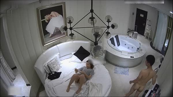 特色酒店听对话像是女的有事求男的被带到酒店说事 占女便宜趁机啪啪 女的也不反抗